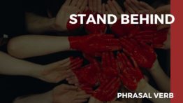 O que significa o phrasal verb Stand Behind?
